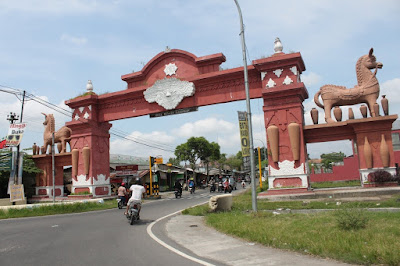 Gerbang Masuk Besar Menuju Desa Wisata Kasongan