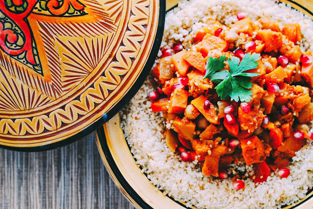Tajine là món ăn truyền thống của Morocco, thậm chí đây còn được xem như biểu tượng quốc gia của đất nước này. Tajine gồm thịt gà, cừu, bò, cá và rau quả, các hạt như trái trám (olive), táo, lê, mơ, mận, nho, chà là, chanh, mật ong . Ngoài ra các loại gia vị cần thiết phải kể tới: quế, gừng, bột saffron, bột nghệ, ớt…    Từ tajine/tagine trong tiếng Morocco để chỉ món ăn và cũng là tên dụng cụ nấu món ăn này. Dụng cụ gồm có một đĩa sâu có nắp đậy hình nón, đĩa dùng để nấu và khi bỏ chóp ra dùng làm đĩa ăn. Chóp hình nón cao có mục đích làm tích tụ lại tất cả các hơi bốc lên từ món ăn, rồi đọng lại thành chất lỏng rơi xuống đĩa nấu thức ăn. Món ăn này được nấu như cách om của Việt Nam nhưng chỉ cần một lượng nước tối thiểu. Phương pháp nấu ăn này của người Morocco rất thiết thực trong những khu vực có nguồn nước bị hạn chế hoặc những nơi nguồn nước công cộng chưa có sẵn.