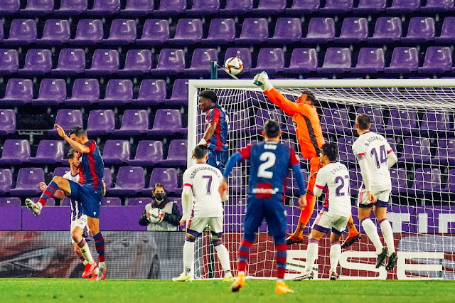 Roberto despeja de puños ante Malsa. REAL VALLADOLID C. F. 2 LEVANTE U. D. 4. 26/01/2021. Copa del Rey, octavos de final, eliminatoria a partido único. Valladolid, Estadio José Zorrilla. GOLES: 1-0: 13’, Toni Villa. 1-1: 23’, Enes Bardhi. 1-2: 45’, Malsa. 1-3: 59’, Coke. 2-3: 65’, Weissman. 2-4: 80’, Morales, de penalti.