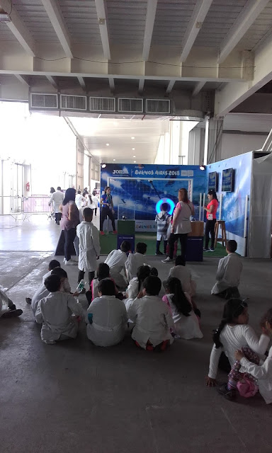 la imagen muestra los alumnos esperando su turno para patear