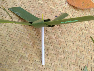 Cara membuat mainan dari daun kelapa