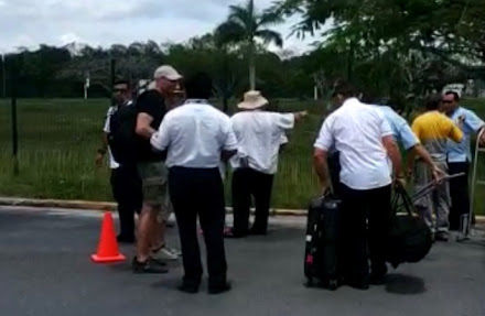 Taxistas cozumeleños rebeldes: Serán sancionados por bloquear acceso al Aeropuerto, advierte autoridad