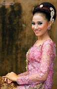 Kebaya merupakan pakaian tradisional yang dikenakan oleh wanita Indonesia .