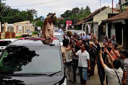 Sambut Prabowo Subianto, Warga Kota Serang Bagi Buah Durian