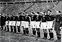 Selección  de ESPAÑA - Temporada 1941-42 - Gabilondo, Epi, Teruel, Germán, Chus Alonso, Mundo, Juan Ramón, Mateo, Emilín, Campos y Martorell - ALEMANIA 1 (Decker), ESPAÑA 1 (Campos) - 12/04/1942 - Partido amistoso - Berlín (Alemania), estadio Olímpico - Alineación: Martorell; Teruel, Juan Ramón; Gabilondo, Germán, Mateo; Epi, Chus Alonso (Arencibia, 35'), Mundo (Mariano Martín, 39'), Campos y Emilín - Los jugadores de la Selección realizan el saludo fascista al escuchar el himno