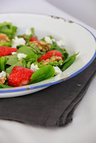 Aardbeien salade met geitenkaas, basilicum en walnoten - www.desmaakvancecile.com