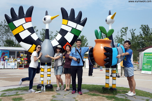 Turistas con las mascotas de la Expo de Jardines de la Bahía Suncheonman