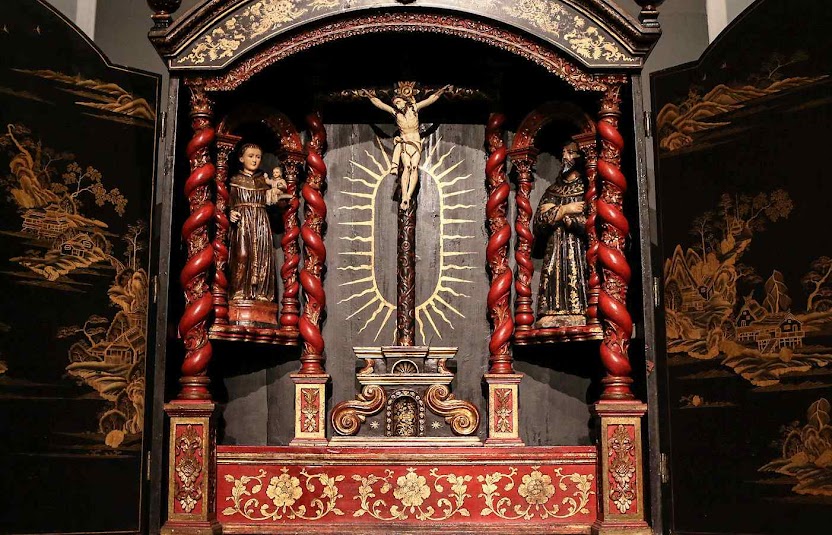 Altar secreto japonês: por fora parece um móvel doméstico comum, mas aberto serve para a Santa Missa