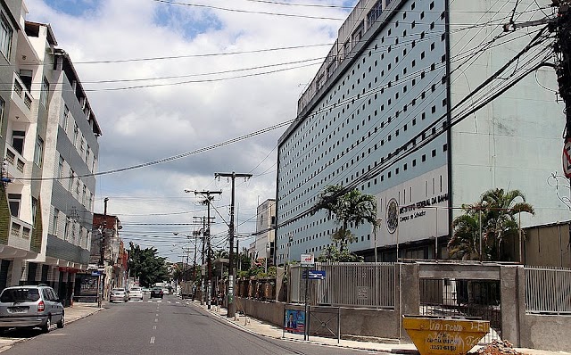 Estudante é expulsa de casa por traficantes: 'ajoelhei e pedi para não nos matarem'