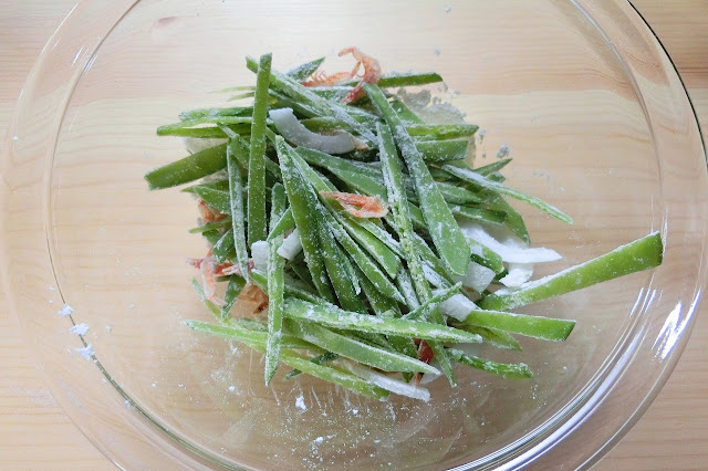 薄力粉は大さじ2（今回はかき揚げを4個作るので）取り分けておきます。 小さめのボウルに1人分のさやいんげん、桜えび、薄切りにした玉ねぎを入れ、冷やしておいたてんぷら粉を大さじ1/2程度加え、菜箸で食材にまんべんなく行き渡るように混ぜ合わせます。