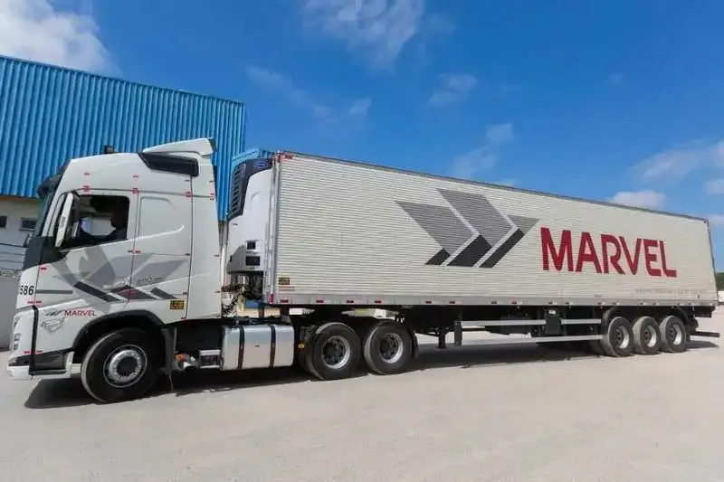 Volvo FH puxando carreta refrigerada da Transportes Marvel