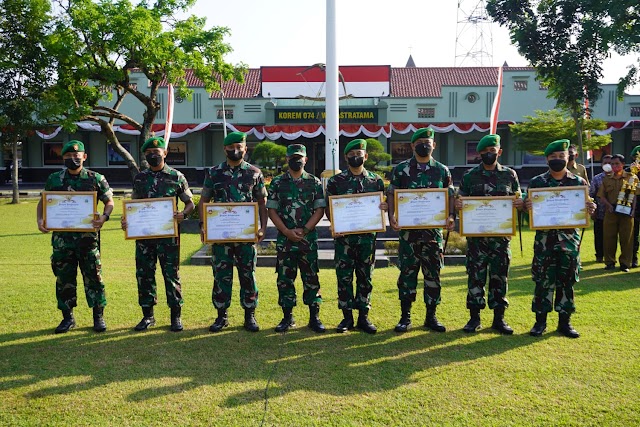 Penyerahan Piala Lomba Kampung Pancasila Tingkat Korem 074/Warastratama