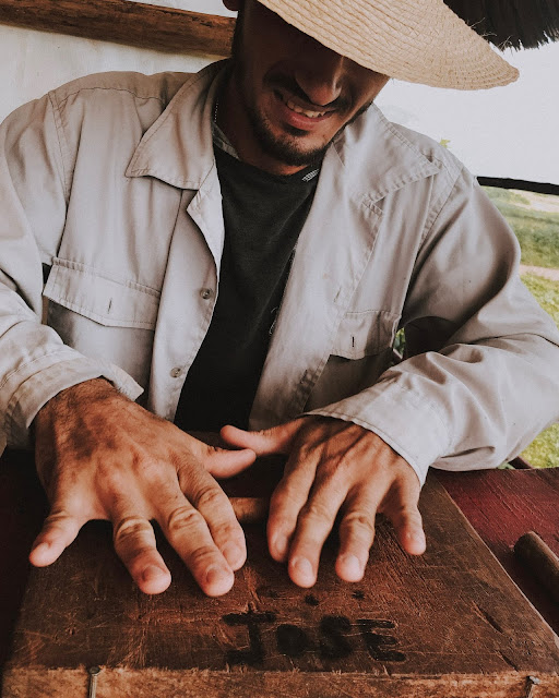 José, trabalhador das plantações de tabaco cubanas, a enrolar um charuto