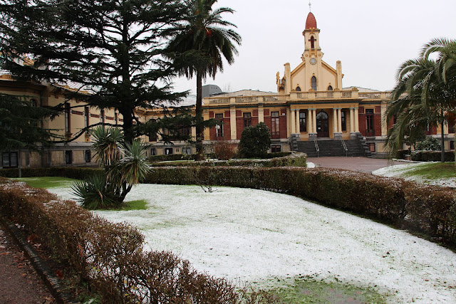 Nieve en los jardines de conservatorio de música