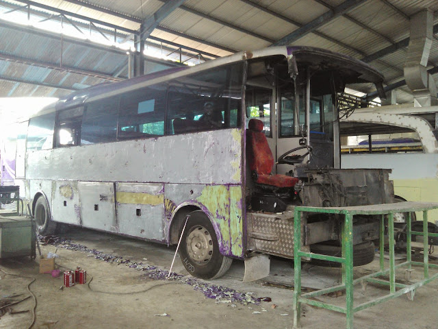 Proses Vermak Wajah dan Buritan Bus Lawas Menjadi Model Terbaru