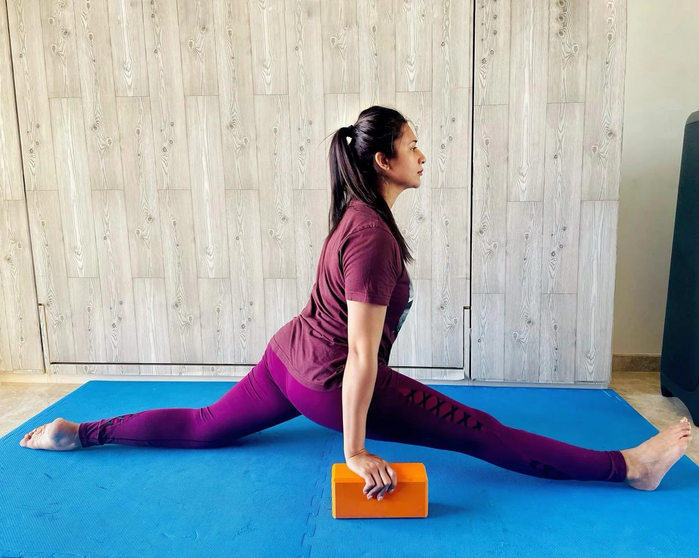 divyanka tripathi stretching yoga pants