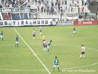 Giménez disputa una pelota con un rival, el 8 del pincha se fue expulsado