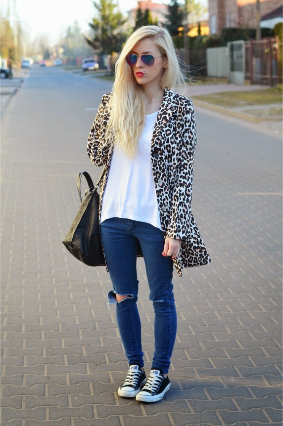 WHITE TEE, RIPPED JEANS & LEOPARD BLAZER