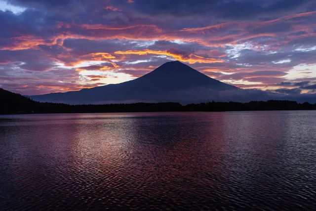 朝焼けの富士山と吊し雲～田貫湖