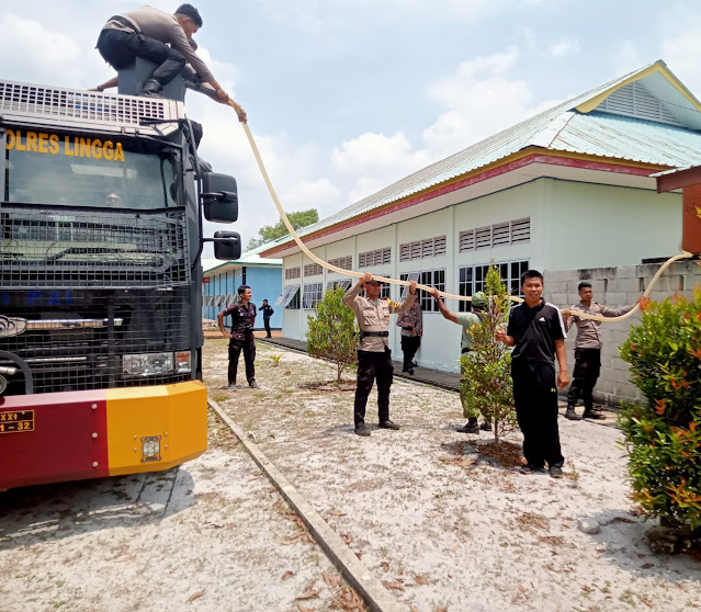 Dengan Mobil AWC, Polres Lingga Salurkan Air Bersih kepada Warga Desa Sungai Harapan