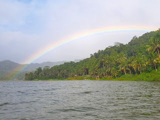 Pelangi muncul di tengah danau di Yogyakarta