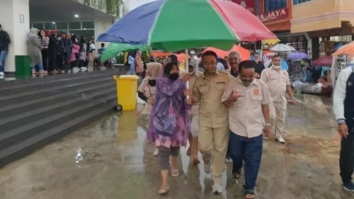 Kunjungi Pasar Ateh Bukittinggi, Indra Catri Jemput Kenangan Masa Sekolah.