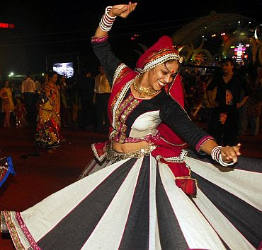 2011 Navratri Raas Garba Photos, Wallpapers, Pics, Pictures & Images