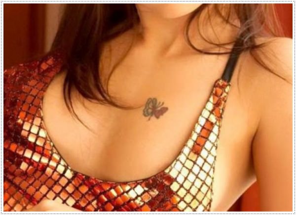 Uma Borboleta no peito tatuagens para a menina, olhar super simples e atraente