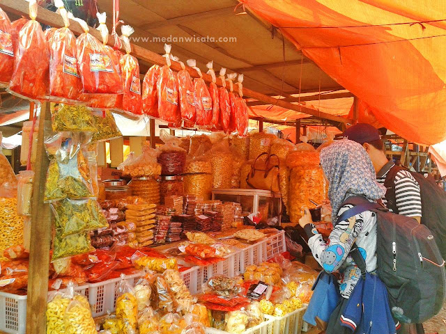 Jalan-Jalan Sejenak ke Pasar dan Pantai di Padang