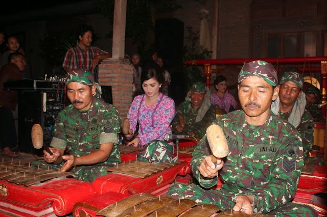 KARTIKA YUDHA LARAS PENTAS DALAM INTERNASIONAL RAIN FESTIVAL 2015 DI PUCANGAN KARTASURA