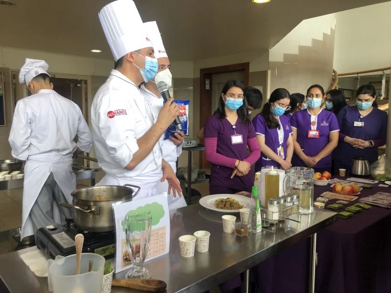 Chefs de INACAP entregan recetas de alimentación para adultos mayores