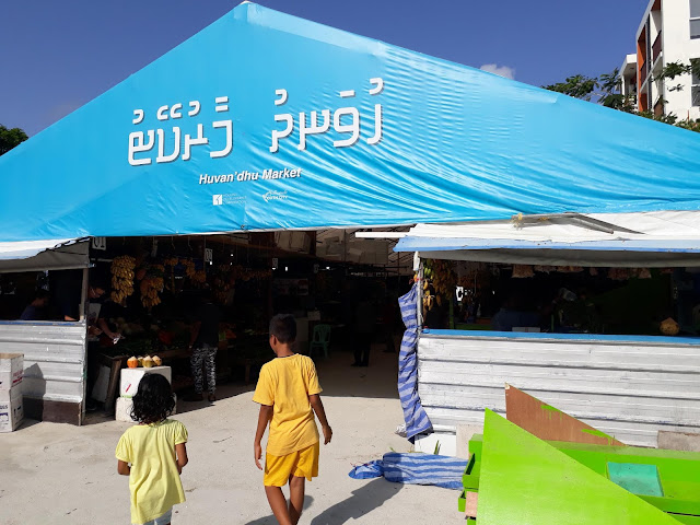 foto pasar rakyat di Hulhumale dan membeli kebutuhan pokok sederhana atau pokok di pasar dan toko kelontong di maldives hulhumale