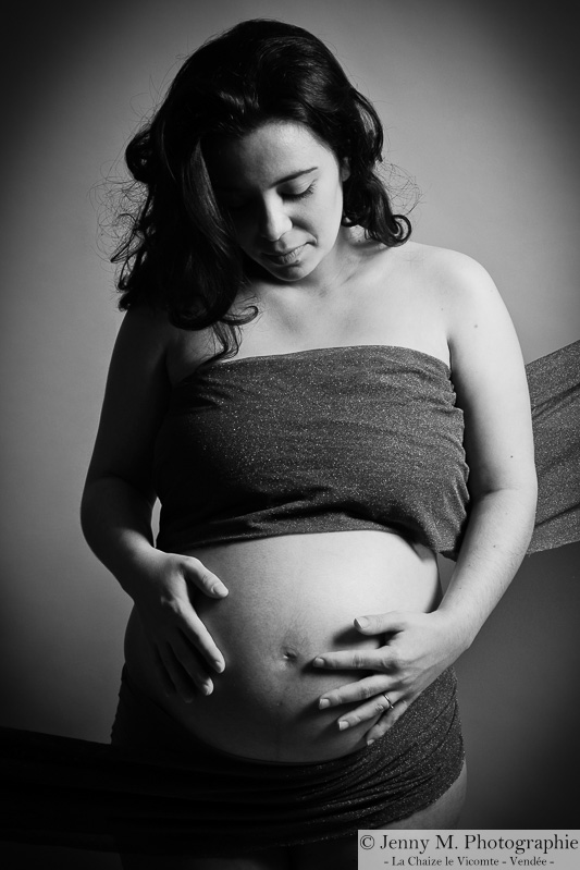 photo future maman grossesse en noir et blanc