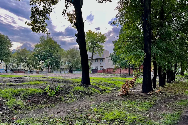 Институтский переулок, пустырь – бывшая территория Научно-исследовательского института фтизиопульмонологии Сеченовского университета