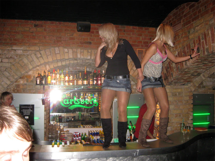 Blondes girls dance on bar