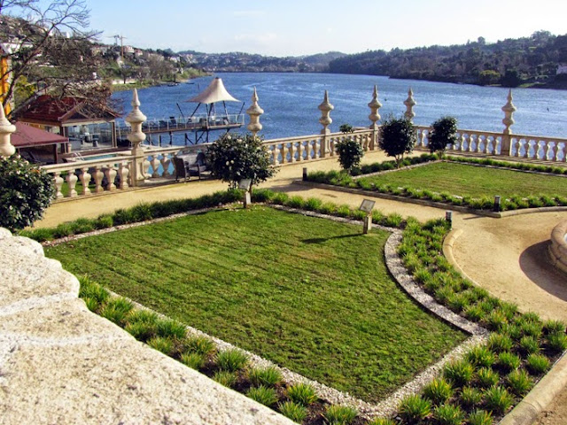 Jardins com vistas para o rio Douro no Pestana Palácio do Freixo