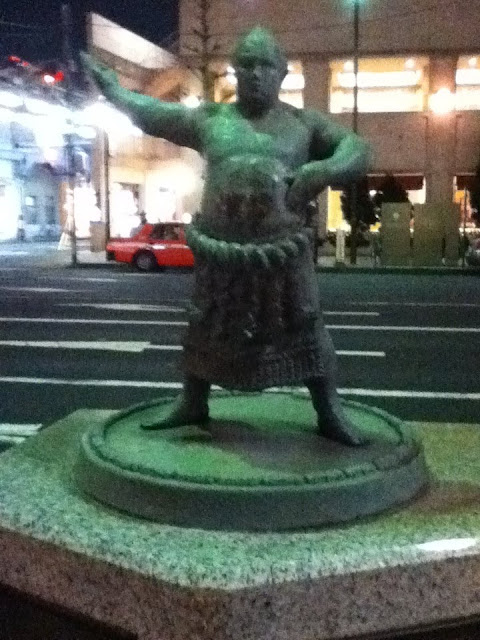 Estatua de un sumo situada en los aledaños del estadio Ryogoku