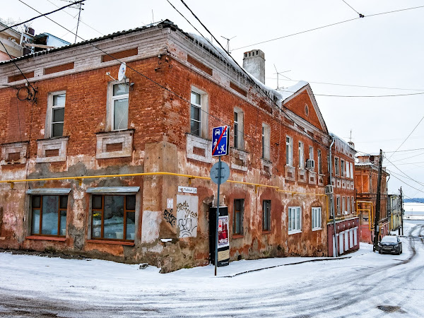 Рыбный переулок, 5/9 - угол дома и улица уходящая к Волге