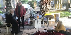 Η είδηση ότι ένα ηλικιωμένο ζευγάρι ζούσε στο προαύλιο Εκκλησίας στον Κεραμεικό προκάλεσε ένα απίστευτο «κύμα» αλληλεγγύης από τους συμπολίτ...