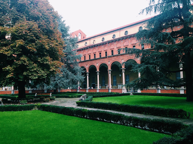 E così il capitolo del liceo anche per me si è concluso. Con oggi inizio una nuova tappa della mia vita: l'università. E' strano salutare quelli che sono stati i miei compagni di scuola per ben 16 anni ( nella maggior parte dei casi, essendo insieme dall'asilo), ma nonostante ciò, i rapporti da "grande famiglia" che in parte si sono instaurati, non si dissolveranno facilmente. Dopo così tanti anni passati insieme, possiamo dire di essere cresciuti e di aver condiviso una miriade di momenti indimenticabili. Quando cresci con persone così, non è possibile dimenticare tutto con l'inizio dell'università. Inevitabilmente ( ...) però, il capitolo liceo si è concluso anche per noi, e siamo pronti a cambiare pagine e ad intraprendere un nuovo cammino nella nostra vita.. Ed ecco quindi le mie riflessioni da primo giorno di università!