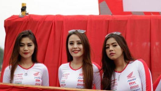 Kumpulan%2BGadis%2BCantik%2BCimahi%2Bpanaskan%2BArena%2BPembalapan1