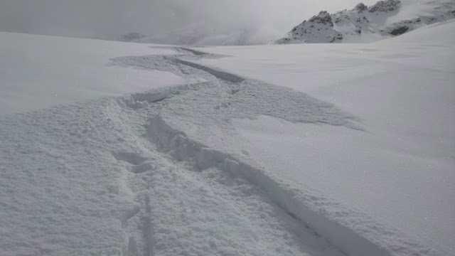 Neve polverosa sotto il Passo del Planol in Alta Val Venosta. (Foto: guida alpina Josef Plangger, 02.04.2022)