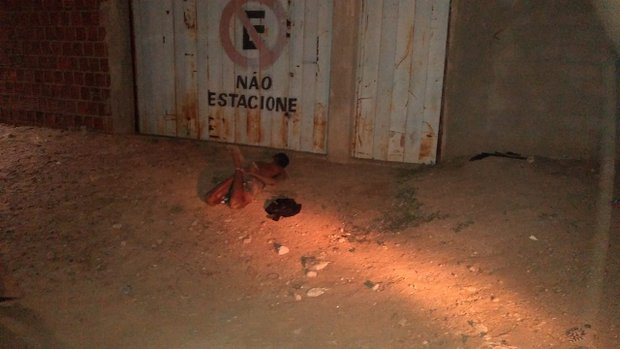 Elemento tenta praticar assalto e acaba sendo espancado e amarrado por populares, em Santa Cruz