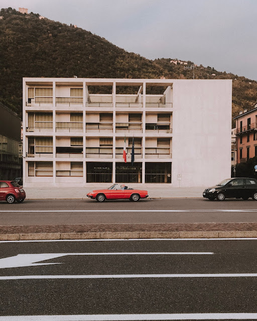 Vista para o edifício, com carros a passar