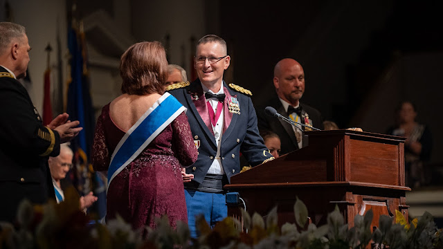 USU Graduate School of Nursing alumnus, Army Lt.Col. Christopher Stucky (center) accepts the DAR’s 2022 Dr. Anita Newcomb McGee Army Nurse of the Year Award. (Photo courtesy of Lt. Col. Christopher Stucky)