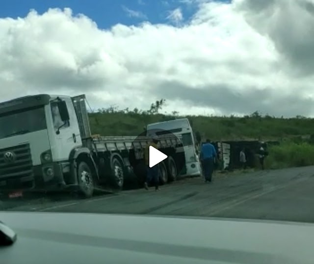 Vídeo: caminhão carregado de batatas tomba na BA-130, entre Macajuba e Ruy Barbosa