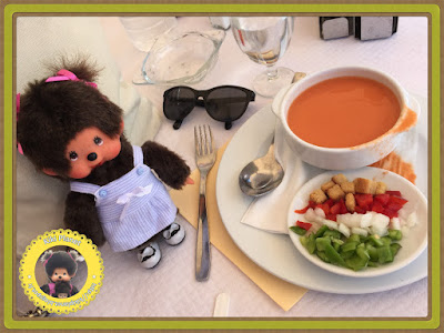 Diana la Monchhichi déguste un Gazpacho