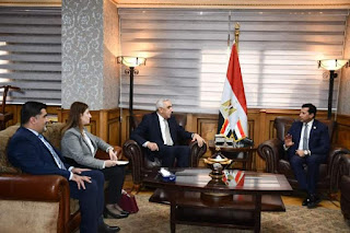 وزير الشباب والرياضة يلتقي سفير العراق بمصر ويتسلم دعوة حضور "خليجي 25"