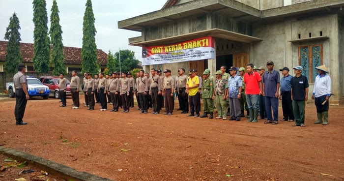 Anggota Polres Lampung Tengah Bersama Jemaat Gotong Royong 