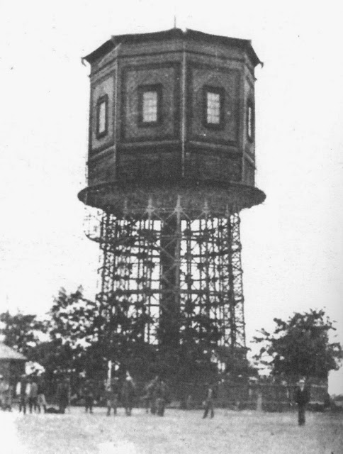 Водонапорная башня на Ярмарочной площади (ныне - площадь Свободы)